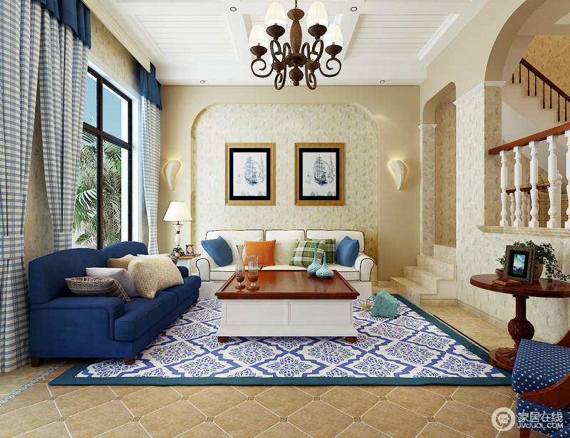 客厅粉刷成了米黄色，拱形结构的因为挂画加重了艺术陈列方式，点缀出生活的文艺；白色和蓝色沙发组合，在美式仿旧家具的陪衬中，更显得舒适大气，青花瓷的地毯和蓝色窗帘，为空间带来一抹蓝色优雅，冷暖之间，平衡出生活的优雅。
