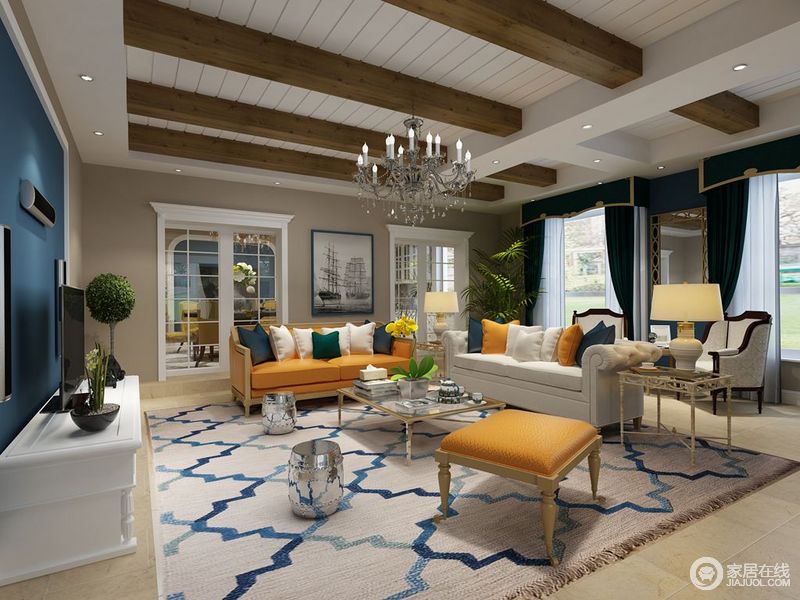 蓝白波纹地毯使空间简洁欢快，黄色和白色沙发、凳在靠包的交叠间，带来热闹的空间情绪。银色鼓凳带着时尚质感散落在茶几前，木质吊顶以极具美式风格的姿态使整个空间显得色彩浓烈且奔放。