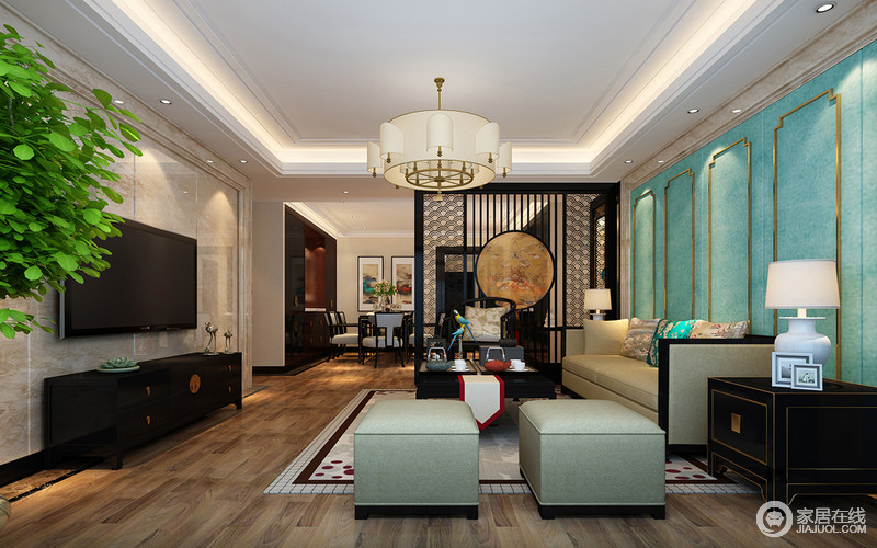 客厅在风格上比较混搭，背景墙面所体现出来的比较西方典雅。深褐色家具及灰绿沙发系列的使用，带着低调、质朴的气韵。与走廊的划分，实木屏风上缂丝织锦凸显中式美态。