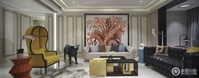 客厅墙面象牙白嵌灰色线条，微妙中带着安静的气质。一幅灰底橙色的装饰画，在温暖中找到独特的安全感，知名品牌的家具现代奢华，十分摩登。