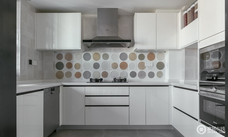 u字型的厨房空间设计，搭配圆形图案的墙面砖，让空间在简单利落之余，多了几何之美；厨房的收纳也足够，白色橱柜更显干净。