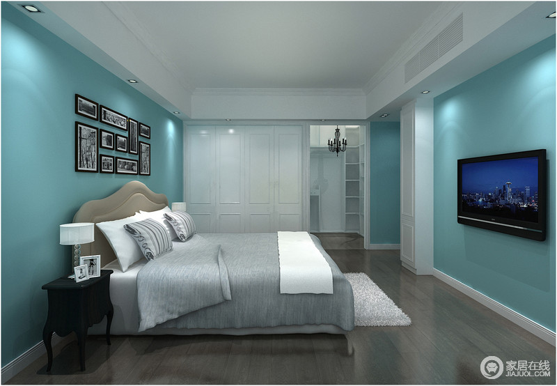 清蓝色的空间徜徉着夏日般的清凉，灰色床品将一股优雅添置于此，卧室愈加沉静；黑色框的照片墙从始至终连接着空间的每一部分，充满庄重和文艺风。