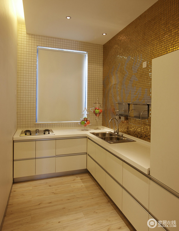 厨房以白色几何橱柜满足实用性，简洁的设计也是一应俱全，毫无累赘感；马赛克砖石带来的奢华效果，无疑锦上添花，令厨房的逼格更高。