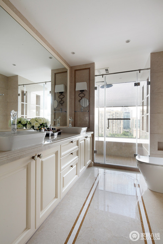 空间虽较为狭长，但是白色法式盥洗台有规则的设计无形之中显得更贵气；淋浴房靠近窗户，合理的空间规划令空间通透明亮，方形白色盥洗盆颇为实用，隐藏着简约法式的低调。