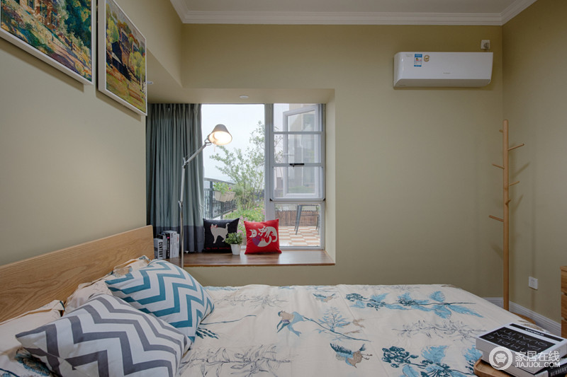 卧室以“深居简出”的方式，为主人营造了一个舒适的睡眠环境，没有太多的装饰，更为轻松；米色漆的墙面与实木家具的简约，构成一种自然，而飘窗出的蓝、红靠垫和台灯等组合出休闲的意味，格外惬意。