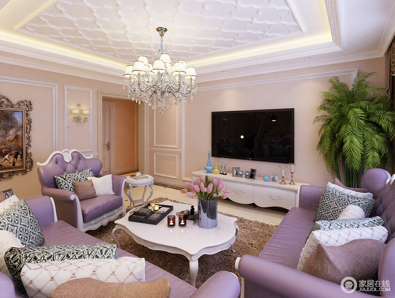 浅橙色的墙体愈发衬得紫罗兰色魅惑高雅，曲线优美的沙发上，黑白色靠包图案缤纷，为柔媚轻盈的空间增添了一份沉稳；白色适时的点缀，端庄优雅间不失浪漫纯粹。
