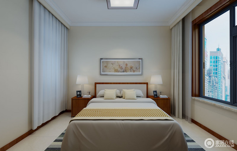 卧室较为清淡，设计师利用浅米色立面与地砖形成统一；空间两侧都设有窗户，从而增加了空间通透度，略显简单而沉稳的设计，打造了一个安谧的休息氛围。