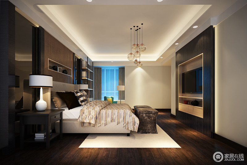 卧室以深褐色、黑色为主，沉稳的色调使空间看上去内敛厚重，带着静谧的安和。纯白配花色布艺，则增添一丝轻盈灵动，如顶上成组的玻璃吊灯，营造一种舒适慵懒的睡眠环境。