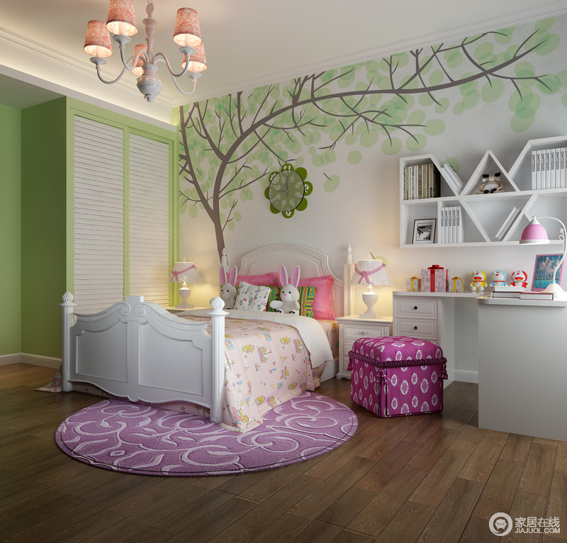 设计师将儿童房描画得颇有自然之境，绿植蔓延于整个墙面，好一派清新；粉色床品和紫色原毯充满梦幻之调，演绎着孩童天真似的梦。