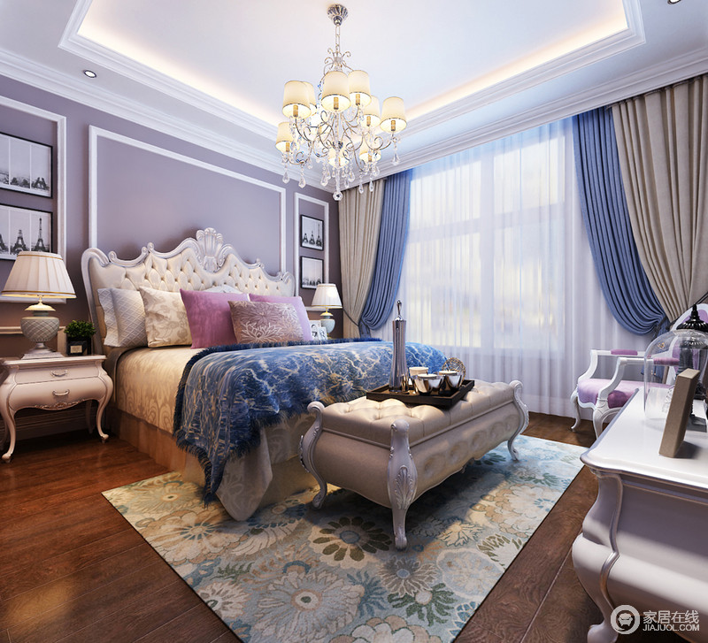 紫色的梦幻感从墙面色调弥散开来，同色系的靠包形成呼应。欧式缱绻曲线的双人床上，宝蓝色的床毯与地毯上的花朵图案带来活泼明媚，整个空间洋溢着浓郁的魅惑时尚。