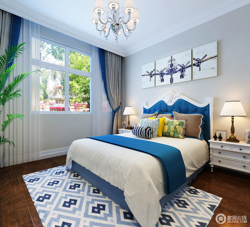 清爽的蓝色与纯粹的白色搭配出天空般的干净澄澈，组合式的挂画与几何图案的地毯，带来空间的跃动。双人大床上的五彩靠包，则与室外景致无形间呼应起来。
