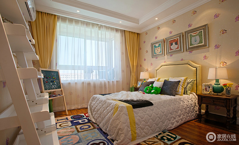 卧室以功能性和实用舒适度为主要设计理念。去顶灯，采用非炫目式灯光，显得温馨舒适。