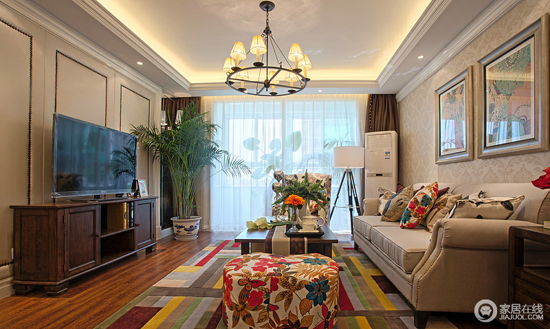 沙发区铺上大幅条纹地毯，使空间区域划分更加清晰。组合沙发以及茶几都具有上乘的质感，让美式古典风格得以进一步的彰显。