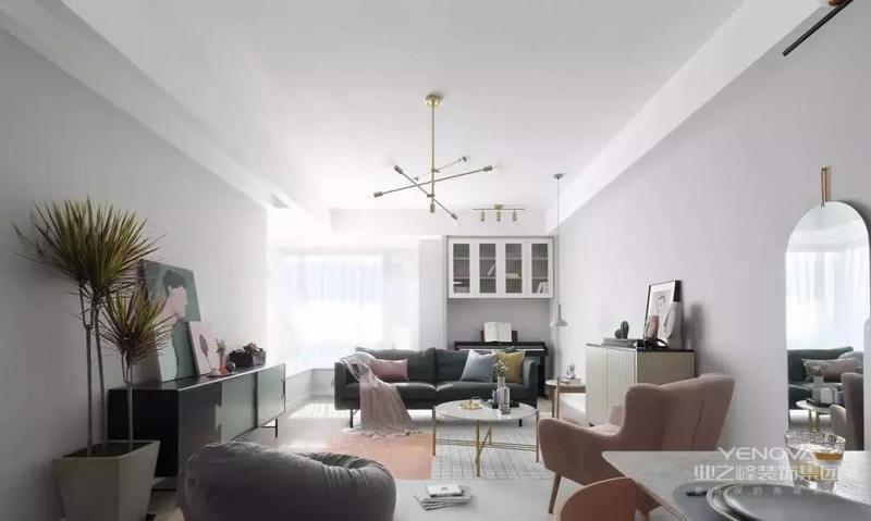 L型的大飘窗，使得客厅的自然光线特别好。整个空间以白色为主调，搭配高级优雅的莫兰迪色家具及软装装饰，营造出一种柔和舒适的宁静之美。