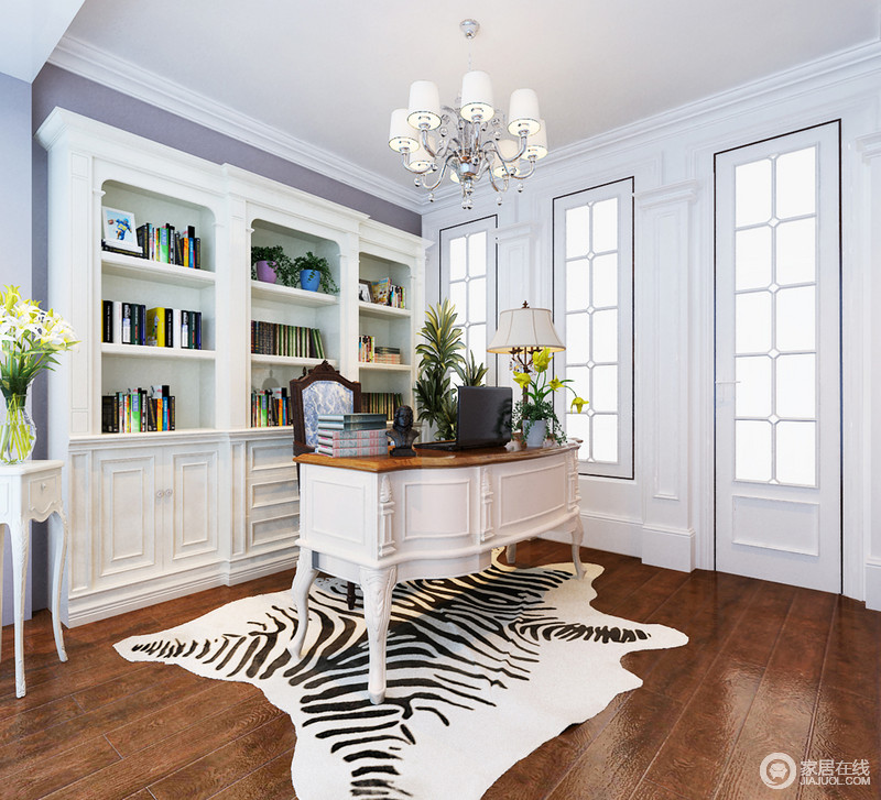 书房以白色为主，与烟紫背景、复古褐木地板大胆撞色，沉稳大气空间中带着纯粹优雅感。书桌、边桌上的绿植绿意芬芳，与麂皮动物地毯形成自然意趣对比。