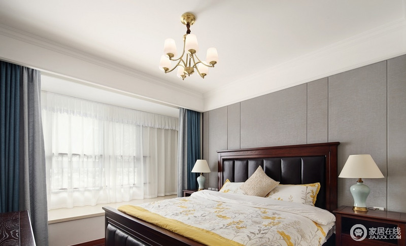 床品用了黄色，与蓝色窗帘搭配出了美式田园的清雅和暖；虽然灰色的背景墙略显沉闷，但是胡桃木皮质的床头，搭配美式家具让房间充满家的温馨感。