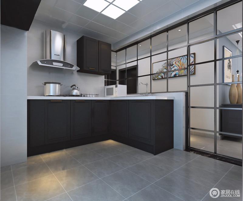 厨房以黑白灰为主色，通过色彩将功能性的空间塑造出现代时尚；玻璃格栅门带着几何与通透令整个空间明快，显出生活的可呼吸感，并不因为色彩的原因而显得沉闷，反而更加现代。