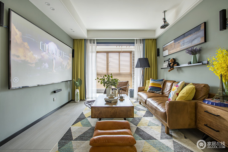 整体客厅空间采用浅浅的灰绿色，营造出一种“绿洲”的生机与活力。电视背景墙用投影大幕布代替，青春的设计感十足。
