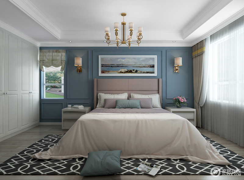 进入卧室有一种淡淡的浪漫温馨之感，高级的灰蓝色让主人可以放松心情，尽快的进入睡眠；床头柜的抽屉为你增加一个收纳，搭配黑底白色几何的地毯，带来一种是时尚，同时，也呼应着白色衣柜，足显空间的色彩艺术，足以让主人体验现代美式的温馨。