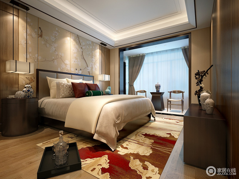 中式调的卧室里依借着传统文化的意向来演化出新的内涵，梅花暗香、红韵云毯、木意悠远都是空间中的精髓，令这个驼色调的卧室不仅舒适，还充满文艺范儿。