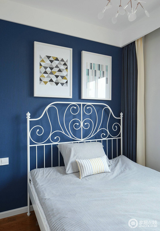 深蓝色壁纸 映衬窗帘，装饰画搭配白色的床，颜色统一和谐，
