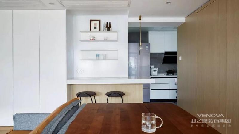 厨房在简餐区的一侧，白色柜体搭配灰砖，色调与整室和谐统一，小型吧台与悬挂式储物格，让生活极具实用性。