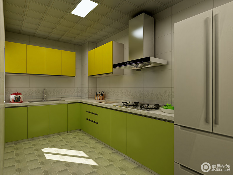 橱柜的设计以灰色墙面搭配柠檬色的地砖，让空间沉冷之中，张扬生活的生机，同时，利用绿色和黄色橱柜，激活了空间，一改厨房油烟带来的既定印象。