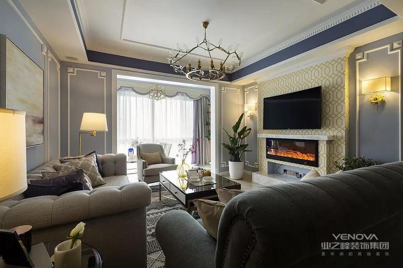 客厅顶面使用一圈蓝紫色增加整个空间的层次感，与墙面的雪纺蓝过渡自然，让整个空间清新、淡雅富有情调。造型别具一格的金色吊灯，低奢而有格调。
