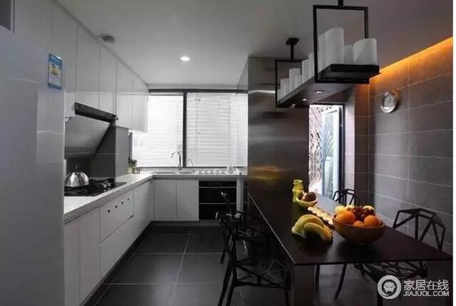 厨房地面铺设的是黑色地砖，和白色橱柜形成对比色，满是现代风。