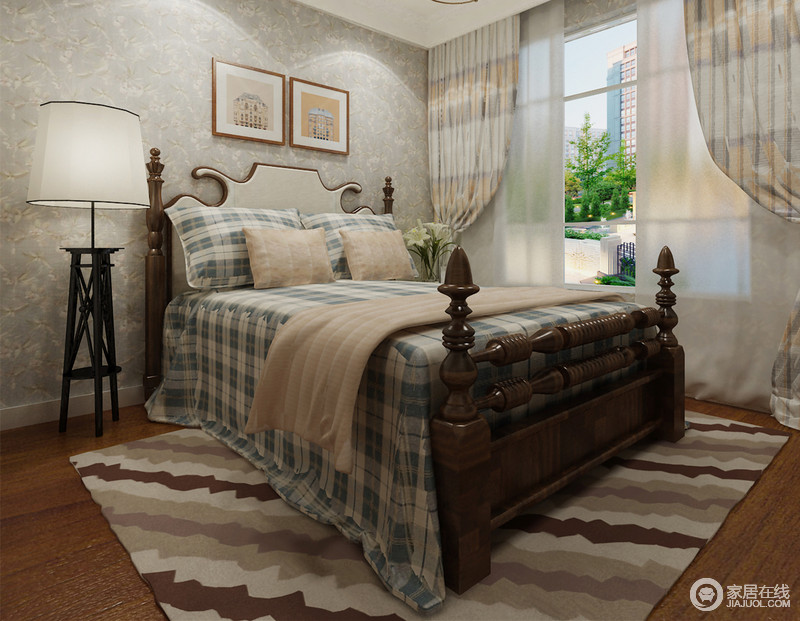 蓝灰色格纹床品与棕色实木家具打造出舒适的空间，白色大灯罩落地灯与条纹地毯创造了素雅时尚的格调。