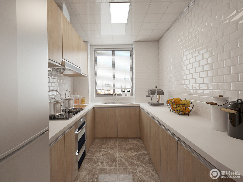 厨房以U型设计，丰富的橱柜带来强收纳功能，将厨具隐藏于橱柜内，释放出清爽台面。白色的台面与文化砖背景墙呼应，搭配木色柜面，中和了生冷的色系，带来温馨简洁的明快。