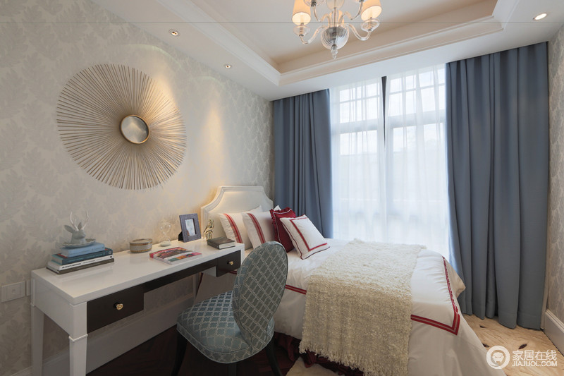 卧室中米色花纹壁纸带着儒雅和静谧的气质，令卧室十分舒怡得体；蓝色窗帘带着绅士般的优雅，与卧室中的白色床品形成一个现代轻奢之家。