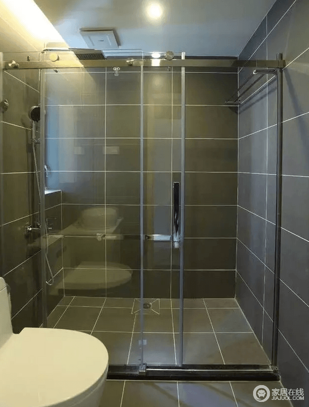 主卧的卫浴间虽然不大，却功能性十足；灰色砖石铺贴出现代利落，让空间布局很分明的空间也格外讲究品质。