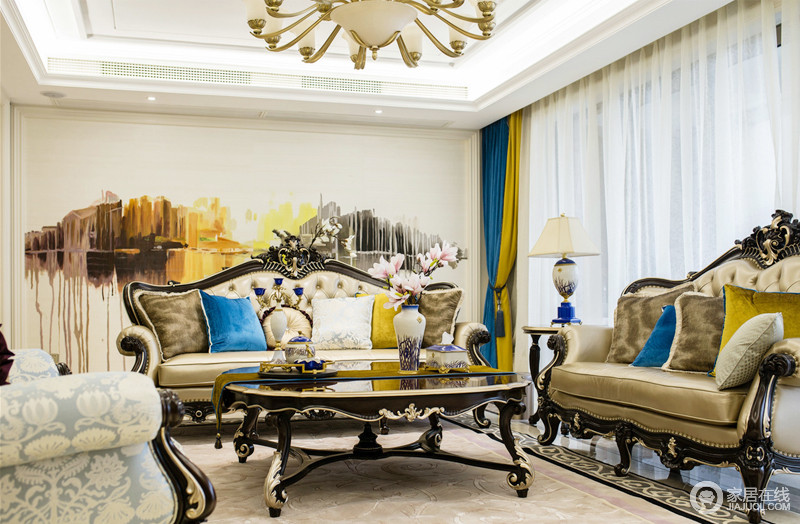 客厅的背景墙原本是米色调，却以黄色之韵将抽象艺术带入空间，欧式家具的雕刻工艺，让生活更为奢华。