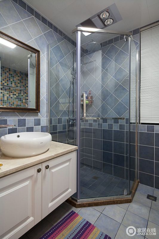 淡蓝色瓷砖改变了卫浴间的苍白感，令空间更清爽。
