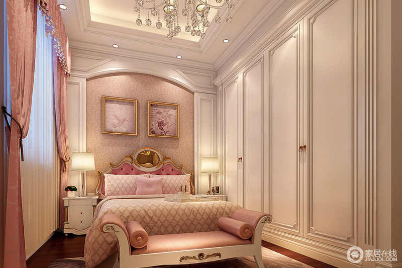 卧室以白色板材来建立复古的造型，微拱形的背景墙带来一种古典美学，而衣柜的设计更是带来一种洛可可的优雅，同时，借顶式设计与吊顶的几何构成线条之美，实用之余，多了一份精奢；从粉色壁纸、壁画到窗帘和床品，粉色系的甜美无疑让生活更为温馨；白色床头柜与床尾凳的金属雕琢工艺与花纹设计张扬设古典艺术的轻贵，给予生活无限的温柔与舒适。