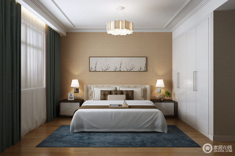 卧室十分规整，利用米黄色背景墙与木地板形影相随，铺垫着温馨的气息；白色衣柜收纳功能强大与白色木质床头柜尽显功能性的同时美化着空间；留白的植物挂画、白色床品与蓝色地毯清和，更显安谧。