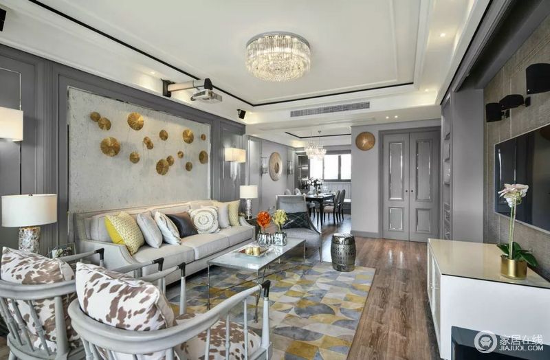 灰白的色调，融入金属的元素作为点缀，打造出一个贵气奢华的客厅，从而凸显了主人的高贵气质。