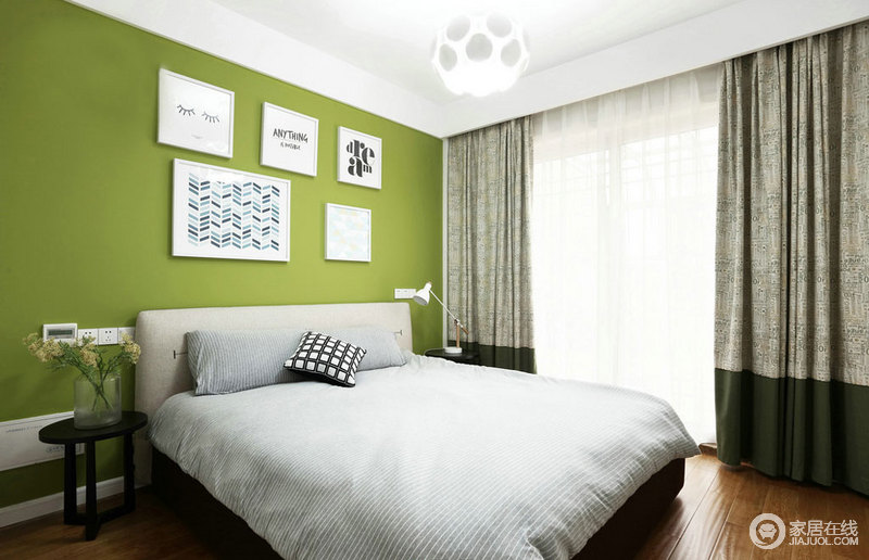 卧室虽然以白色为主调，但是设计师将背景墙粉刷为绿色，让简单的空间充满清新之调；黑色抽象挂画装饰出空间的艺术感，扫去了单调，带来小情致；黑色圆几上的简约花瓶和台灯让你时时都能感受到一种自在，而软装的搭配也更为柔和，舒适感爆棚。