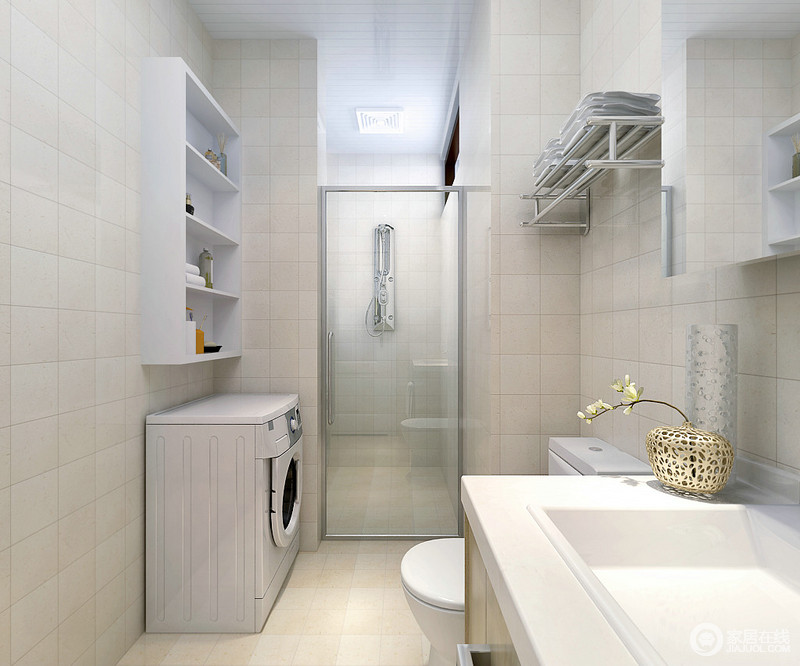 卫浴空间因为明水的缘故，比较潮湿易脏，铺以灰白方砖，加上银、白置物架的搭配，在明朗的光线演绎下，减弱了空间因为狭窄带来的压迫感，而显得轻盈通透。