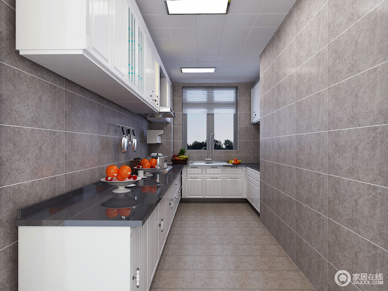 厨房以“火”为主，容易产生躁动感。冷色调的灰色大理石，以低调、朴质的赋予了空间冷静，中和了厨房所带来的烟火气。黑色台面与白色壁橱的鲜明对比，打破灰色所展现的平淡空间。