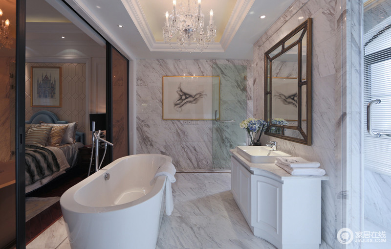 浴室中并没有添加多余的元素，白色盥洗台和浴缸成为空间中的主角，衬托出背景墙天然而动人的纹理曲线，令艺术感引领着生活好上加好。