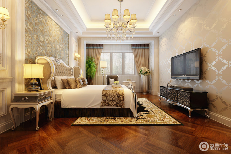 铂金淡色墙纸颜色与整体风格完美地呼应，白色床品上的褐黄色靠垫凝固起妙韵悠闲。