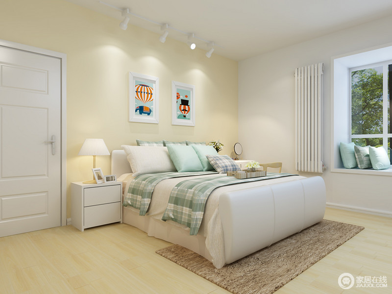 卧室墙面以米色来表达着温馨，动漫艺术画裹挟着童趣与艺术，赋予了家些许创意，生发着平和带来的温暖。
