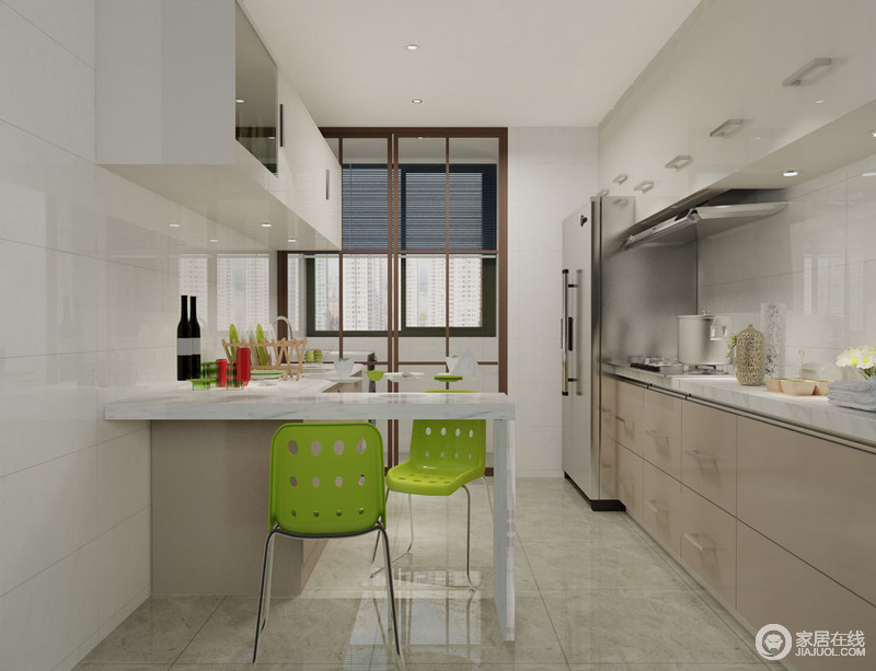 青灰色的地砖透着光泽，与白色立面提升了空间的明亮度；上下橱柜设计的十分简单，整洁、干净是厨房的主旨；设计师别具匠心利用大理石打造了一个微型吧台，再配上两把绿色椅子十分清新。