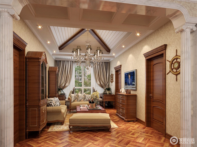 客厅的空间比较紧凑，棕红的实木厚重陈列在空间中，暖黄的印花壁纸与沙发系列则浅淡温和的平衡了空间的视觉效果，加上完美典线的修饰，朴质的复古情调展现出来。