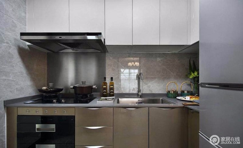 厨房L形布局，充分地利用了整个空间，以驼色为主色调，沉稳大气。