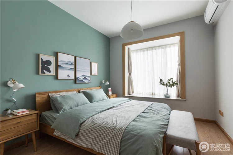 整个卧室以绿色为主，白色为辅，营造一种清雅的格调；飘窗上面增加的白色窗帘既不会遮挡住自然光的照射，又让整个卧室显得优雅明亮，与浅绿色床品让空间更为踏实、舒适。