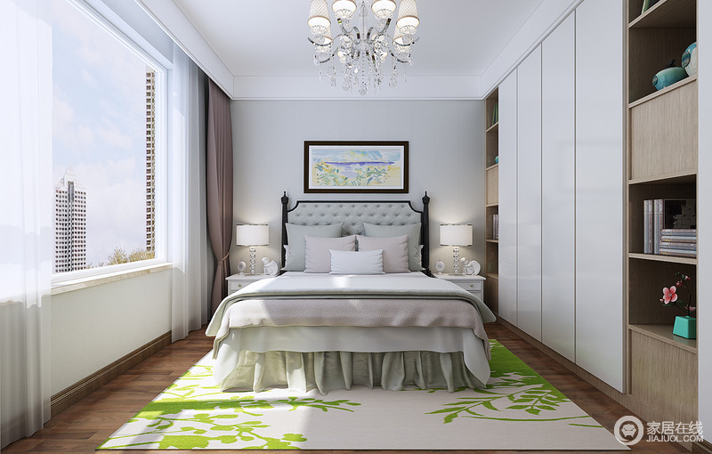 设计师以现代设计的手法将实木收纳柜和白色衣柜连为一体，整洁的造型和强大的功能性，让白色调的空间更加清爽得体；白色绿花地毯的自然清新与现代美式的床榻混搭出优雅与清逸。