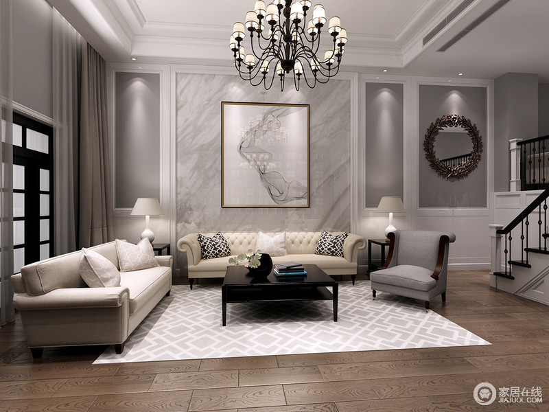 错层式的客厅里，中性的灰白搭配出轻盈雅致的空间氛围，不同造型的沙发混搭围合，点缀的靠包上图案与地毯上中式纹样呼应；黑色的茶几，沉稳的中和了空间气质。